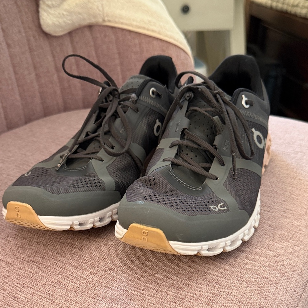 On Running Women's gray and Mauve Sneakers